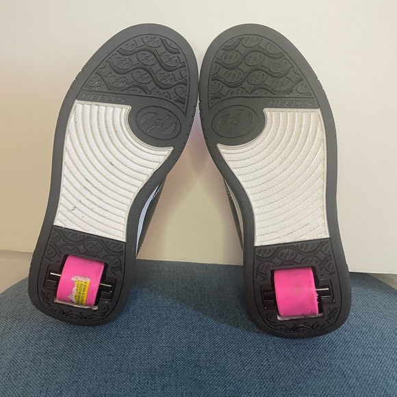 Heelys Girl Synthetic Upper Skate Shoes in a size 5 in black and pink - Picture 9 of 10